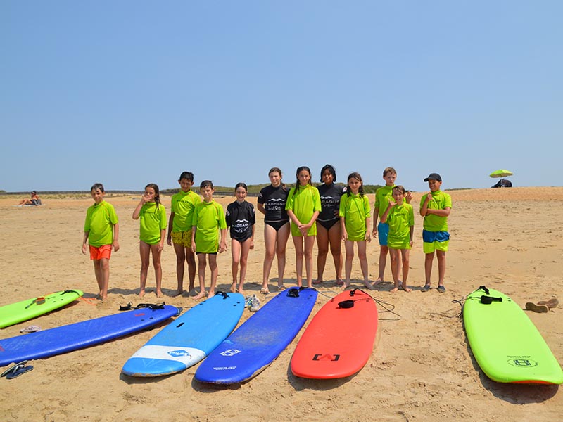 groupe surf en colonie de vacances été