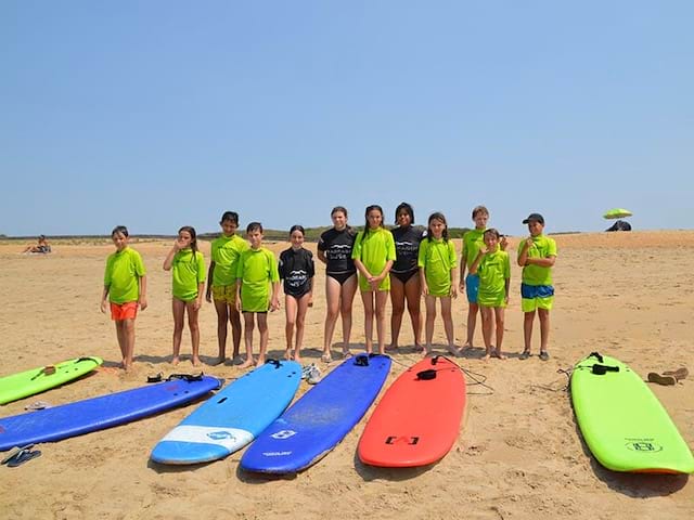 groupe surf en colonie de vacances été