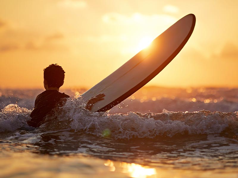 Garçon faisant du surf en colonie de vacances été