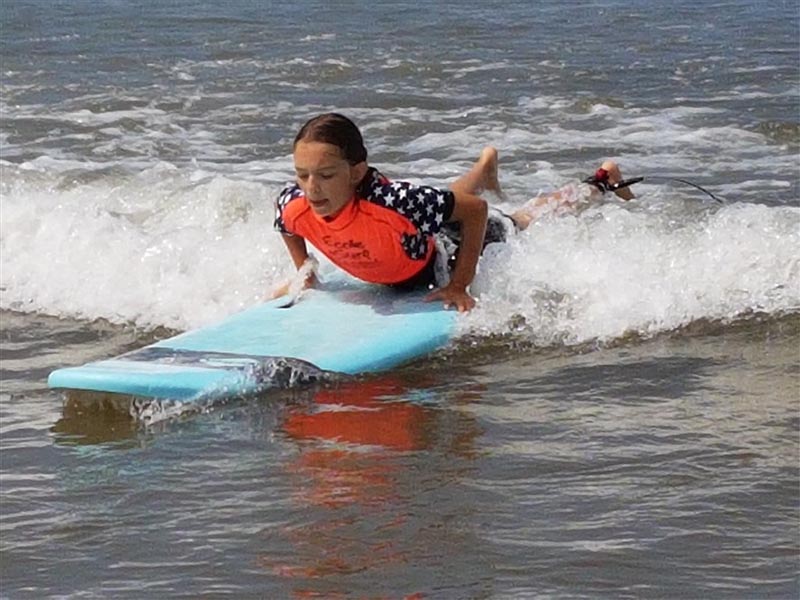 Jeune fille qui apprend le surf à Anglet, capitale internationale du surf