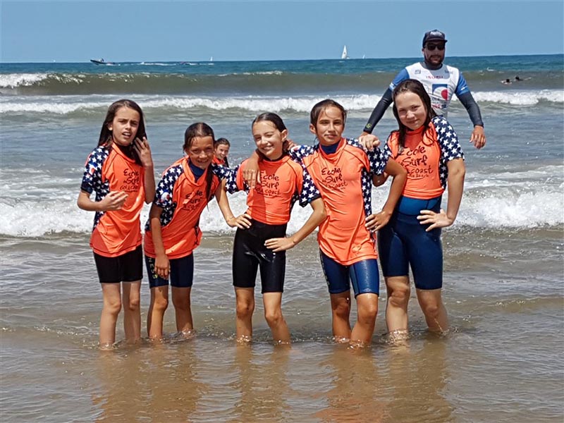 Groupe de jeunes enfants qui profitent de la pratique du surf à l'océan dans le Sud de la France