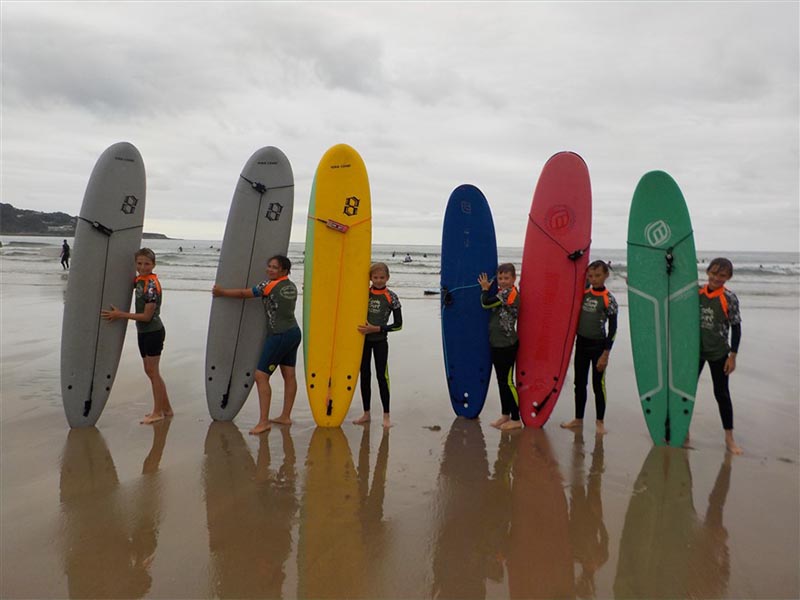 Photo de groupes avec les jeunes et leur planche de surf à Anglet