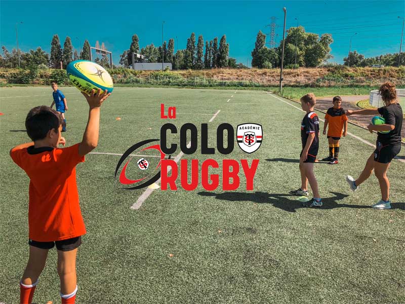 Jeunes rugbymans qui pratiquent l'activité lors de leur colo estivale vers Toulouse