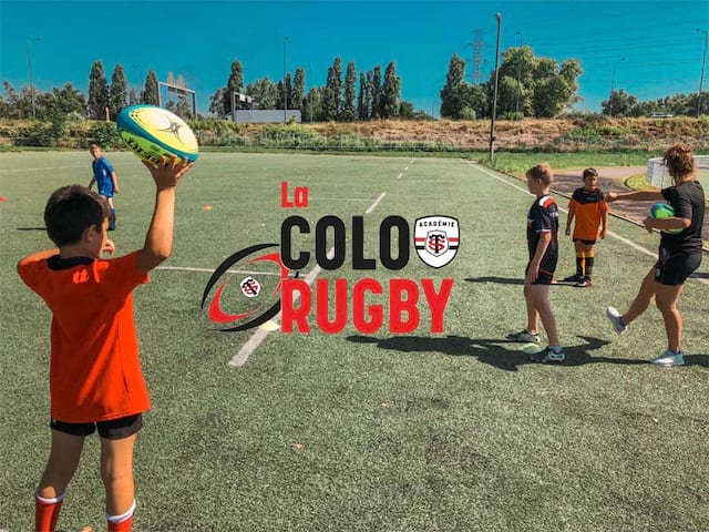 Jeunes rugbymans qui pratiquent l'activité lors de leur colo estivale vers Toulouse