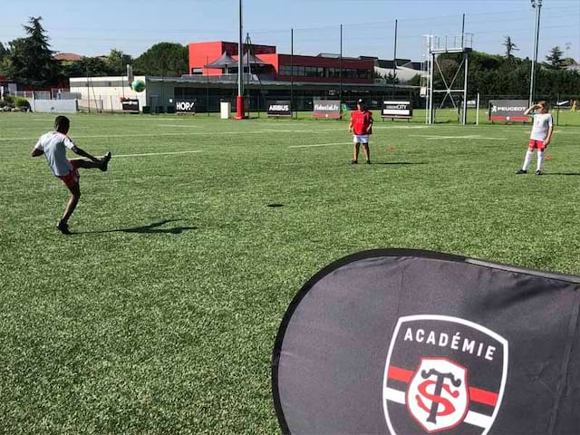 enfants faisant du rugby en colonie ce printemps