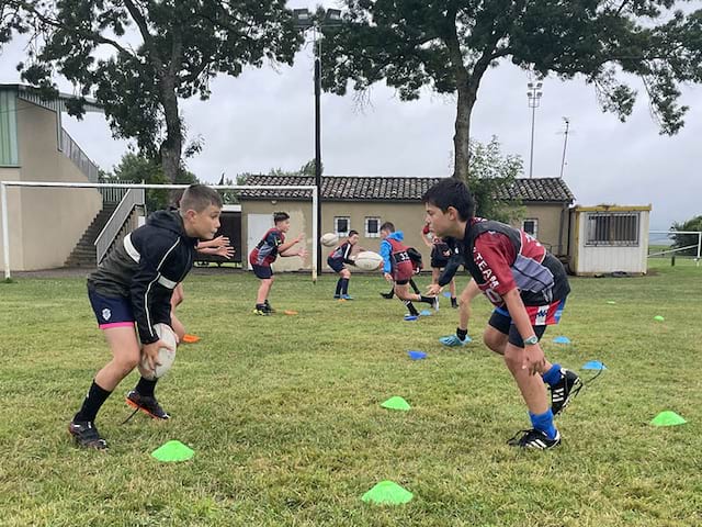 Adolescents en entrainement de rugby ce printemps