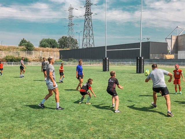 Groupe d'enfants et ados en colo de rugby ce printemps