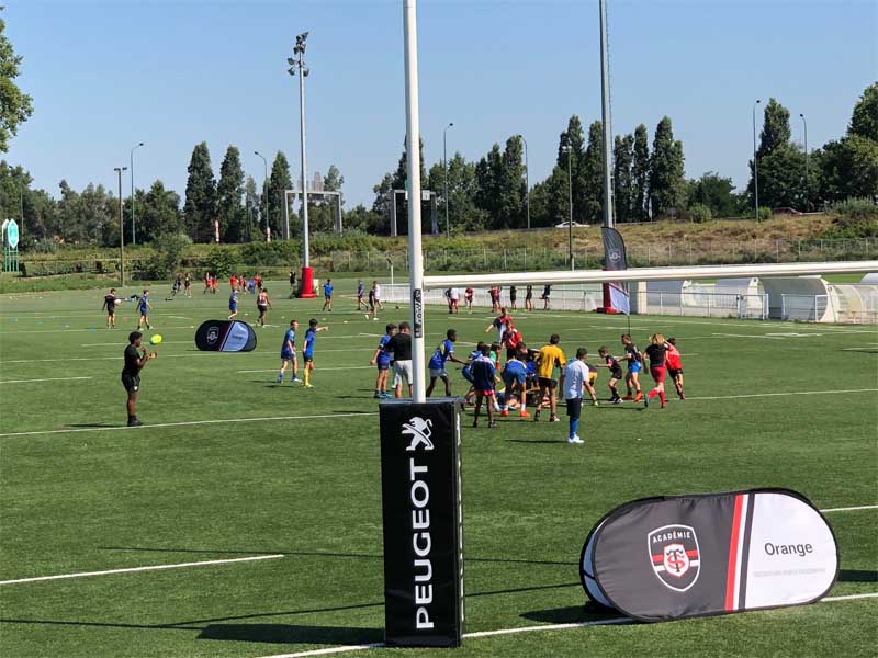 Pratique du rugby sur un stade toulousain lors d'une colo de vacances