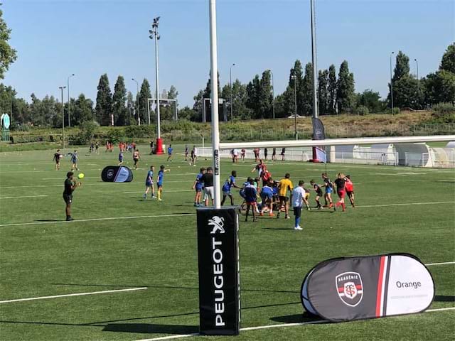 Enfants s'entrainant au rugby en colonie pendant les vacances de printemps