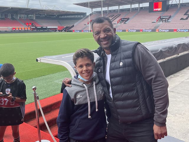 Photo d'un enfant au stade toulousain en colo