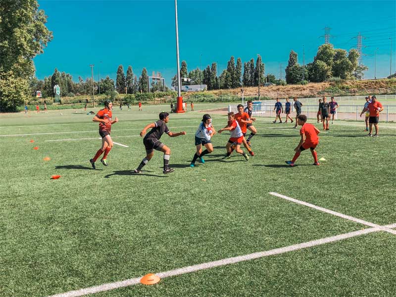 Groupe qui pratiquent le rugby durant leur colo de vacances dédiée à la pratique