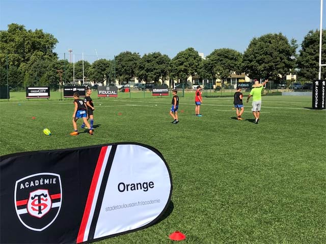 Groupe de jeunes qui jouent au rugby sous le soleil toulousain cet été