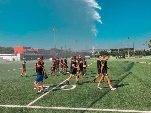 Jeunes sur le terrain de rugby qui suivent leurs sessions de rugby en colo