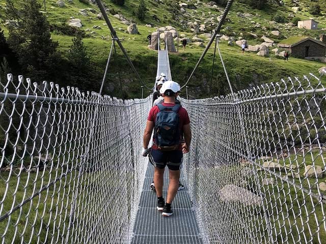 Vue sur un jeune en colonie de vacances dans les Pyrénées durant l'été