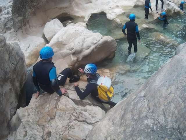 Jeunes ados qui font une activité aquatique durant leur colo de vacances dédiée à la découverte des Pyrénées cet été