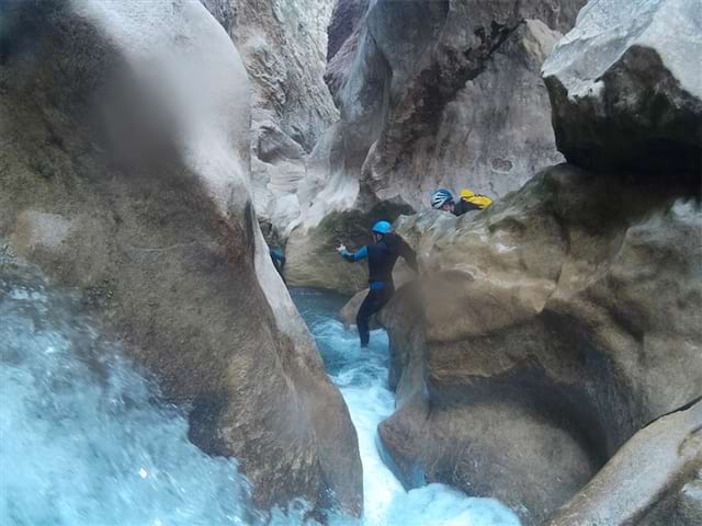 Activité nautique lors d'une colonie de vacances itinérante dans les Pyrénées