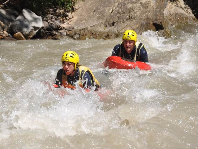 Pratique du rafting en rivière lors d'une colo Montagne et Océan durant l'été