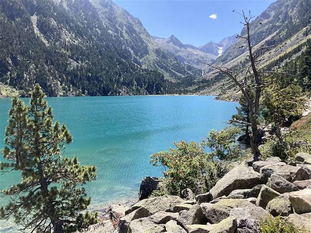 Paysage observé en colo de vacances, entre montagnes et océan