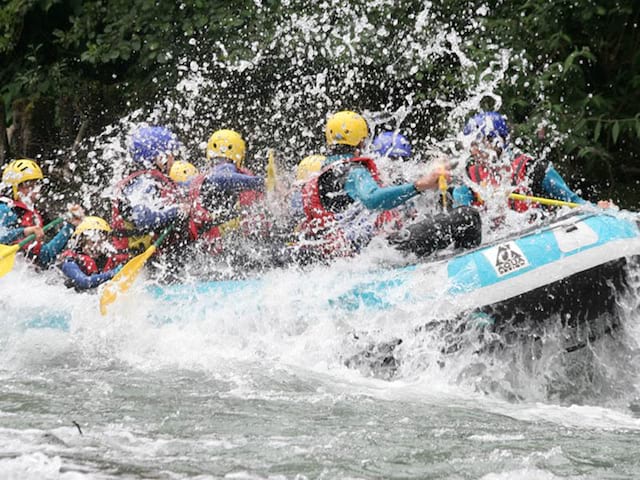 Jeunes ados qui font du rafting en rivière lors d'une colo Montagne&Océan