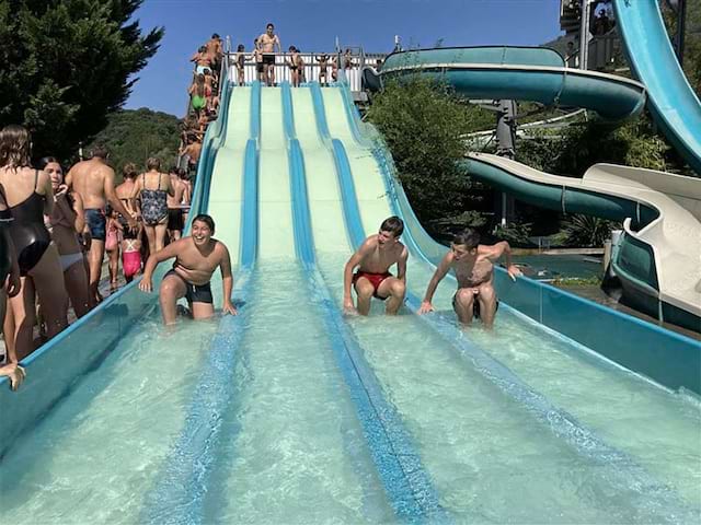 Sortie parc aquatique lors d'une colo estivale dans le Sud de la France