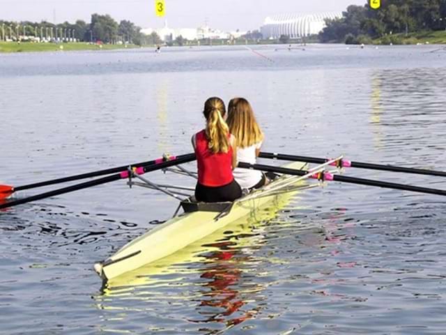 Deux jeunes filles qui pratiquent le kayak en colo de vacances montagne et océan