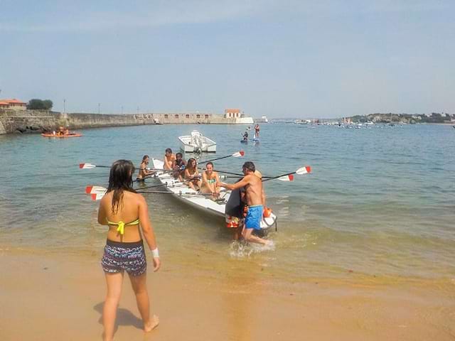 Vue sur des jeunes qui font du bateau lors de la colo de vacances montagne&océan durant l'été 