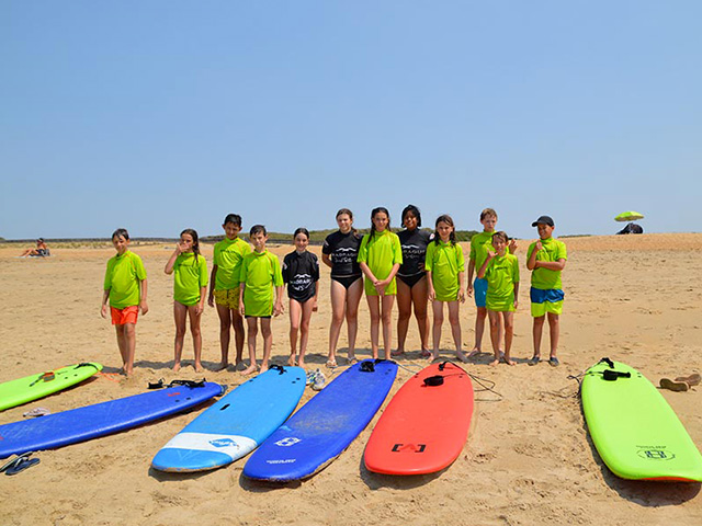 groupe de préadolescents 12 ans en colonie de vacances surf sur la plage