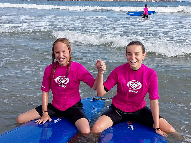 préadolescentes sur la planche de surf en colonie de vacances cet été