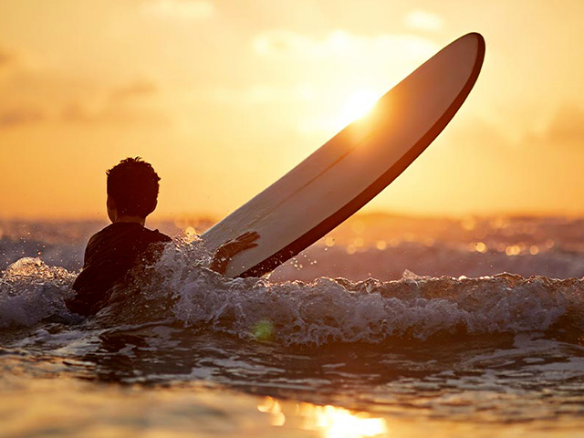 préado sur la planche de surf coucher de soleil plage été