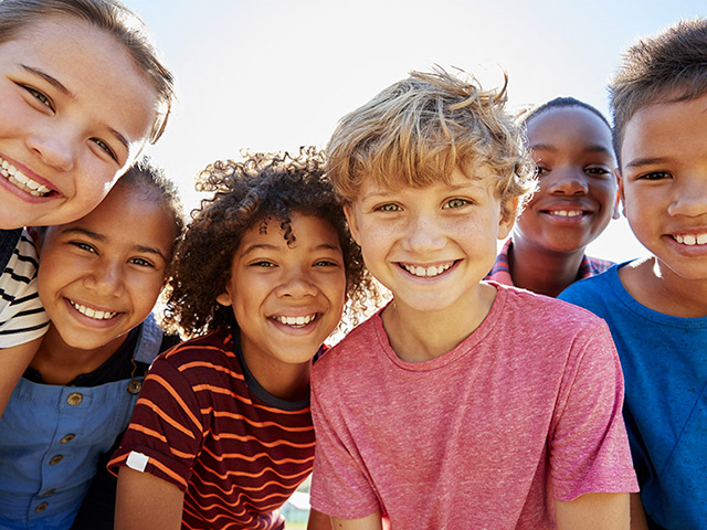 groupe d'enfants 11 ans en colonie de vacances été