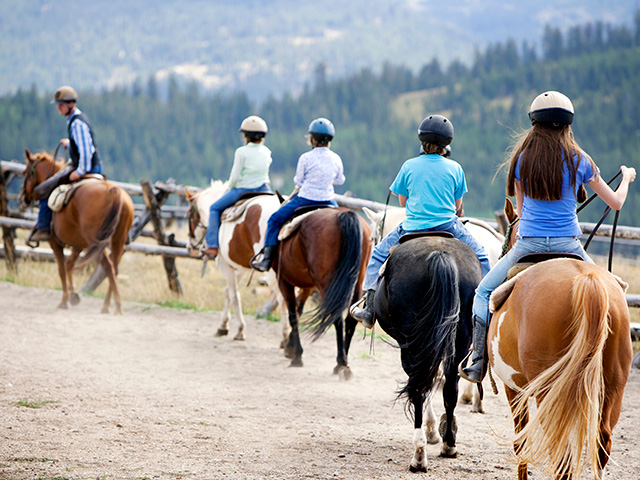 groupe d'enfants 12 ans sur cheval en colonie de vacances équitationété