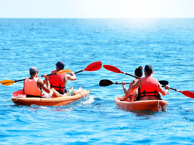 groupe de kayak sur l'ocean en colonie de vacances