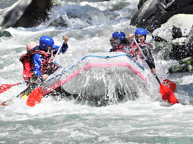 groupe d'ados en rafting en colonie de vacances été
