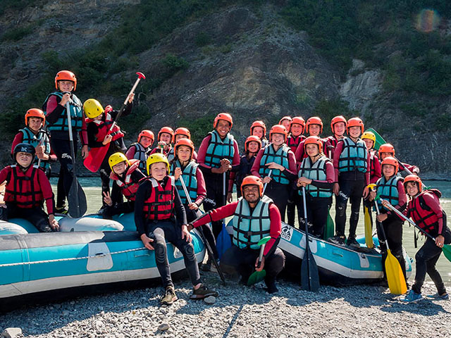 groupe ados devant une bouee de rafting en colonie de vacances à l'océan cet été