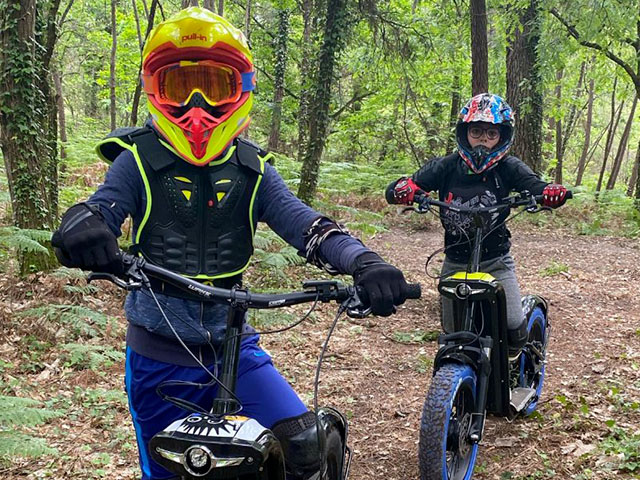 ados en trottinette électrique en colonie de vacances été