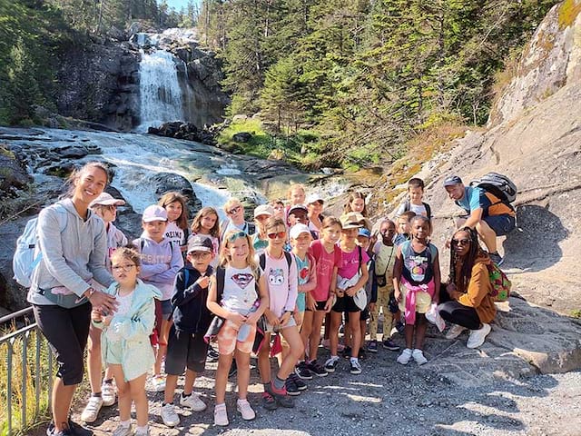 groupe d'enfants en colo à la montagne