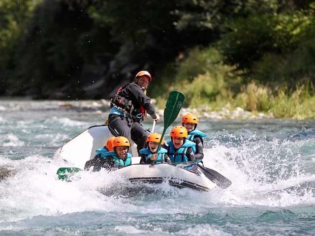 Enfants faisant du rafting en colo