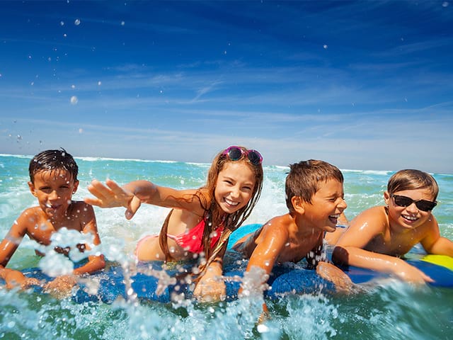 Enfants en colonie de vacances à la mer été