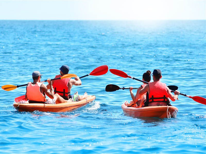 ados faisant du kayak en mer en colonie de vacances d'été