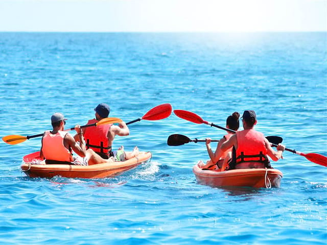 ados faisant du kayak en mer en colonie de vacances d'été