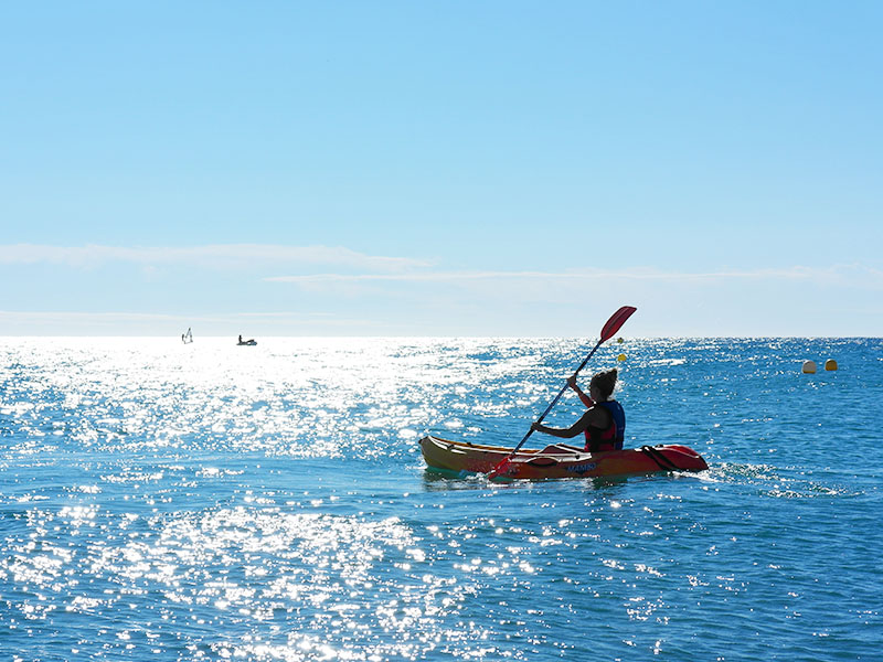 ado faisant du canoe kayak à l'ocean
