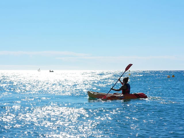 ado faisant du canoe kayak à l'ocean