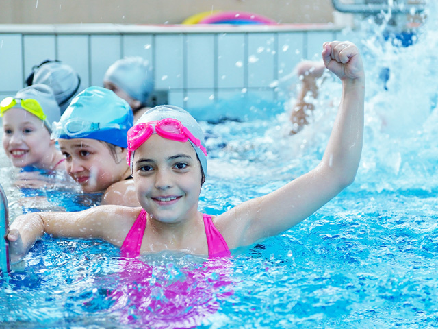 fillette natation en colonie de vacances été