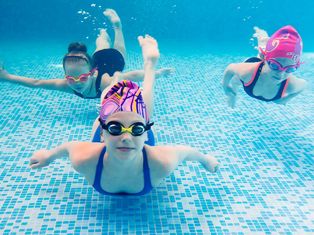 Fillettes baignade piscine natation été