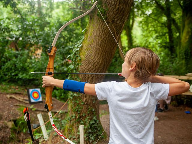 enfant tir à l'arc été en colonie de vacances