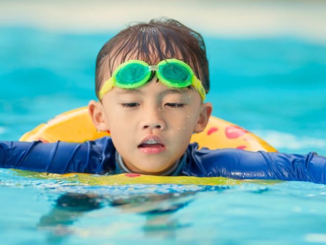 Jeune garçon en colo de vacances cet été