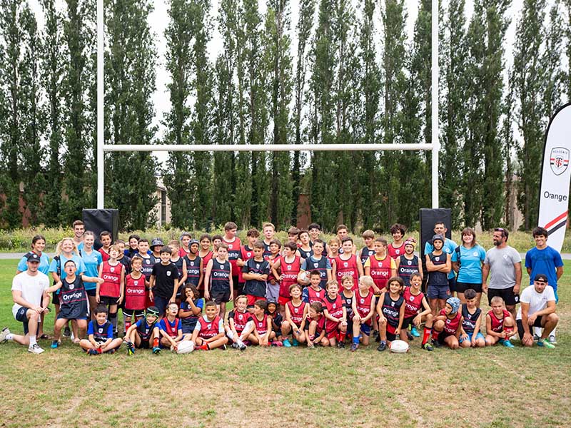 Groupe d'ados et enfants entrainement rugby colonie de vacances toulouse