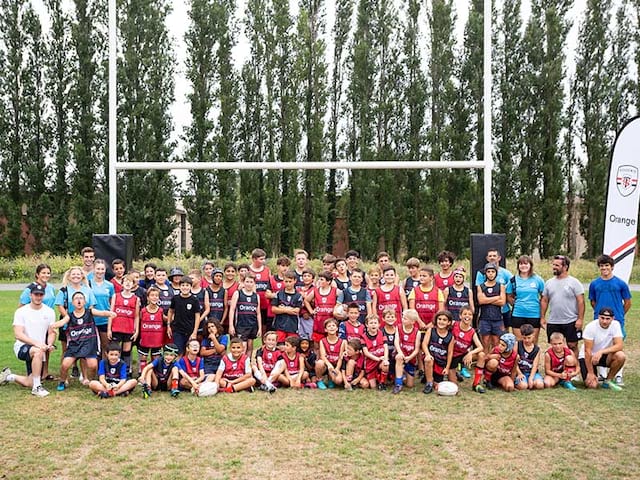 Groupe d'ados et enfants entrainement rugby colonie de vacances toulouse