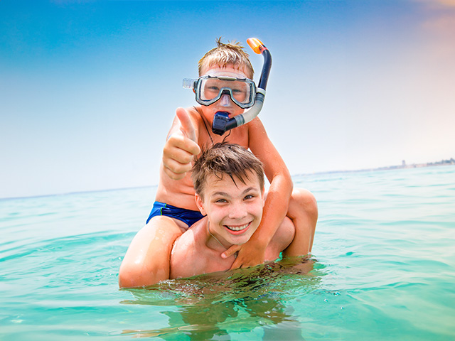 adolescents baignade été colonie de vacances