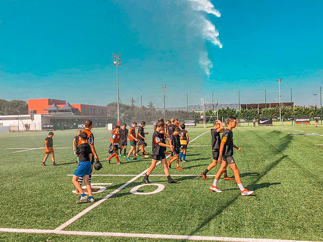 groupe ados en colonie de vacances en rugby été